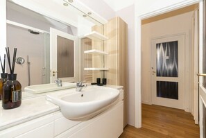 Dusche, Haartrockner, Bidet, Handtücher
