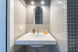 Douche, sèche-cheveux, bidet, serviettes fournies