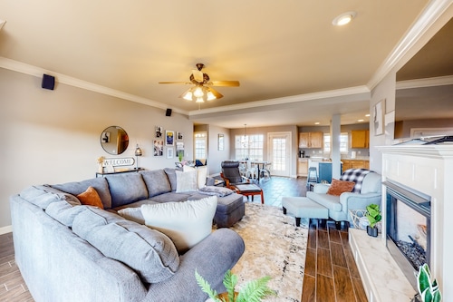 Dog-friendly charmer with an enclosed yard, fireplace, jetted tub, W/D, and AC