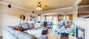 Dog-friendly charmer with an enclosed yard, fireplace, jetted tub, W/D, and AC