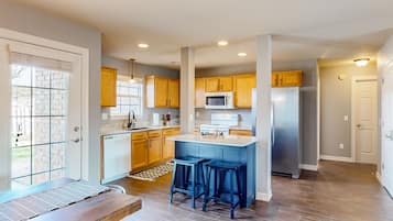 Jääkaappi, mikroaaltouuni, uuni, liesi