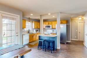 Fridge, microwave, oven, stovetop - Dog-friendly charmer with an enclosed yard, fireplace, jetted tub, W/D, and AC (Bentonville)