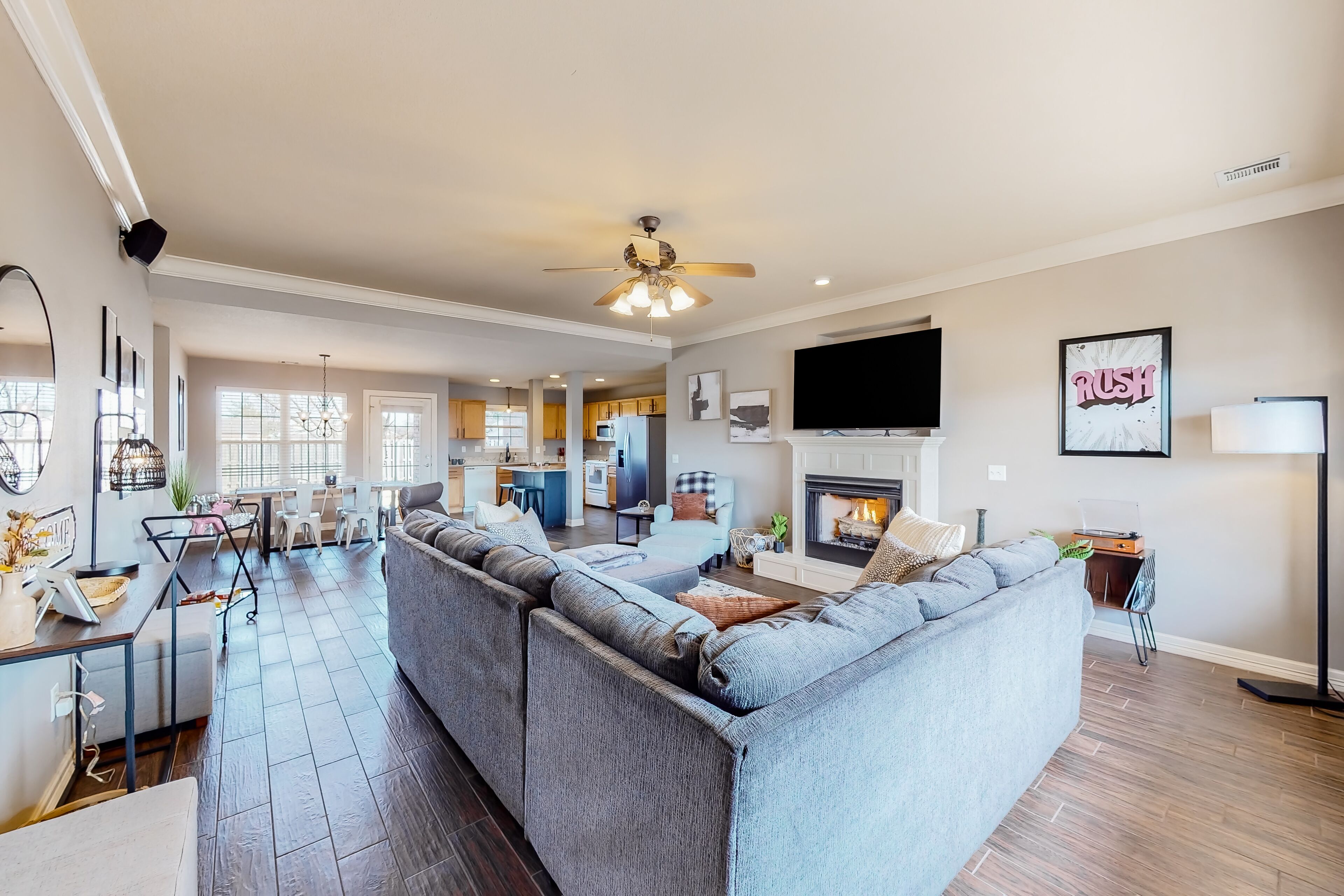 Dog-friendly charmer with an enclosed yard, fireplace, jetted tub, W/D, and AC