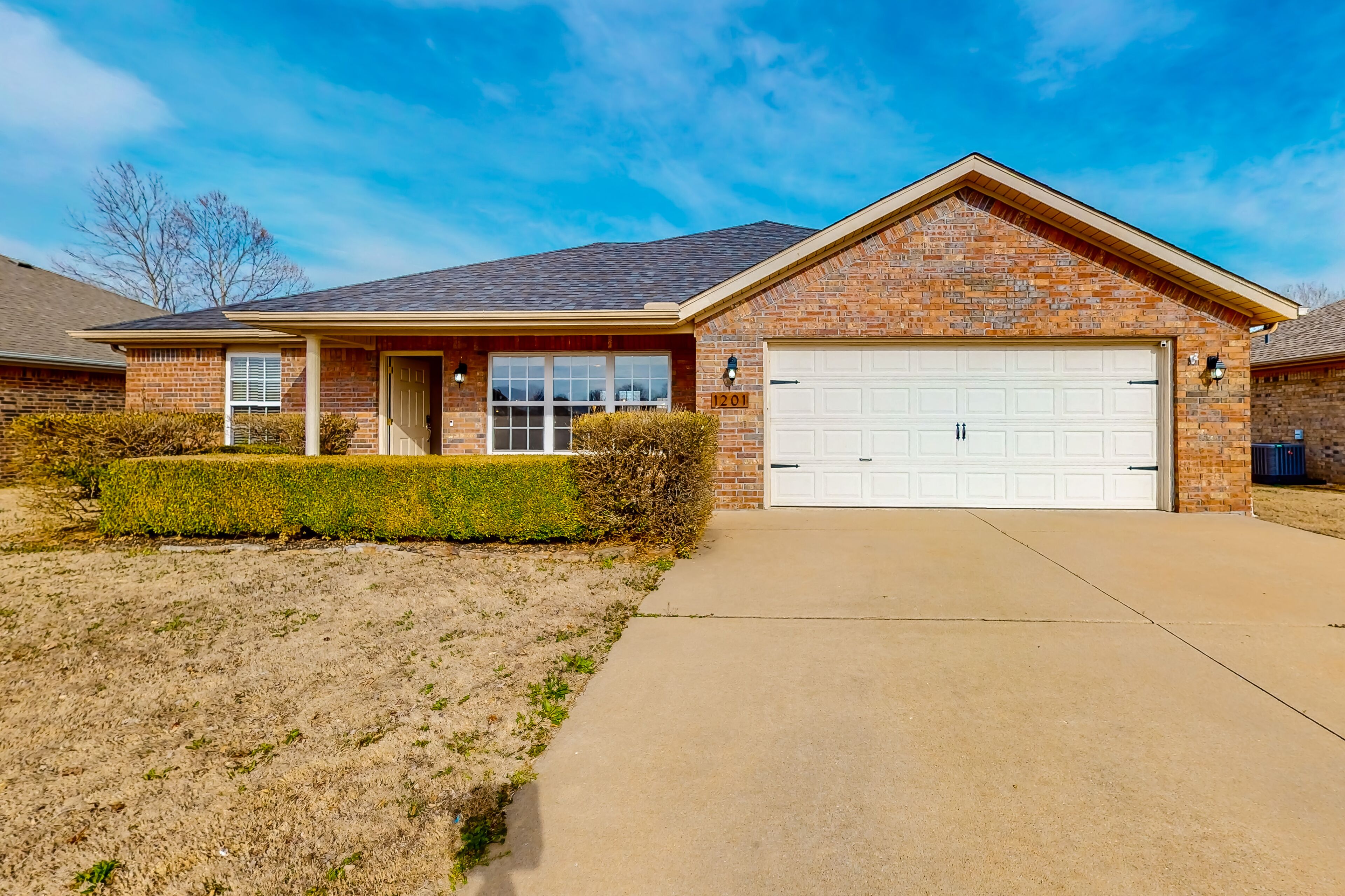 Dog-friendly charmer with an enclosed yard, fireplace, jetted tub, W/D, and AC