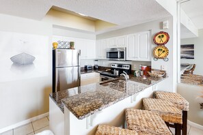 Kjøleskap, mikrobølgeovn, ovn og kokeplater