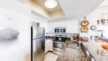 Een koelkast, een microgolfoven, een oven, een kookplaat