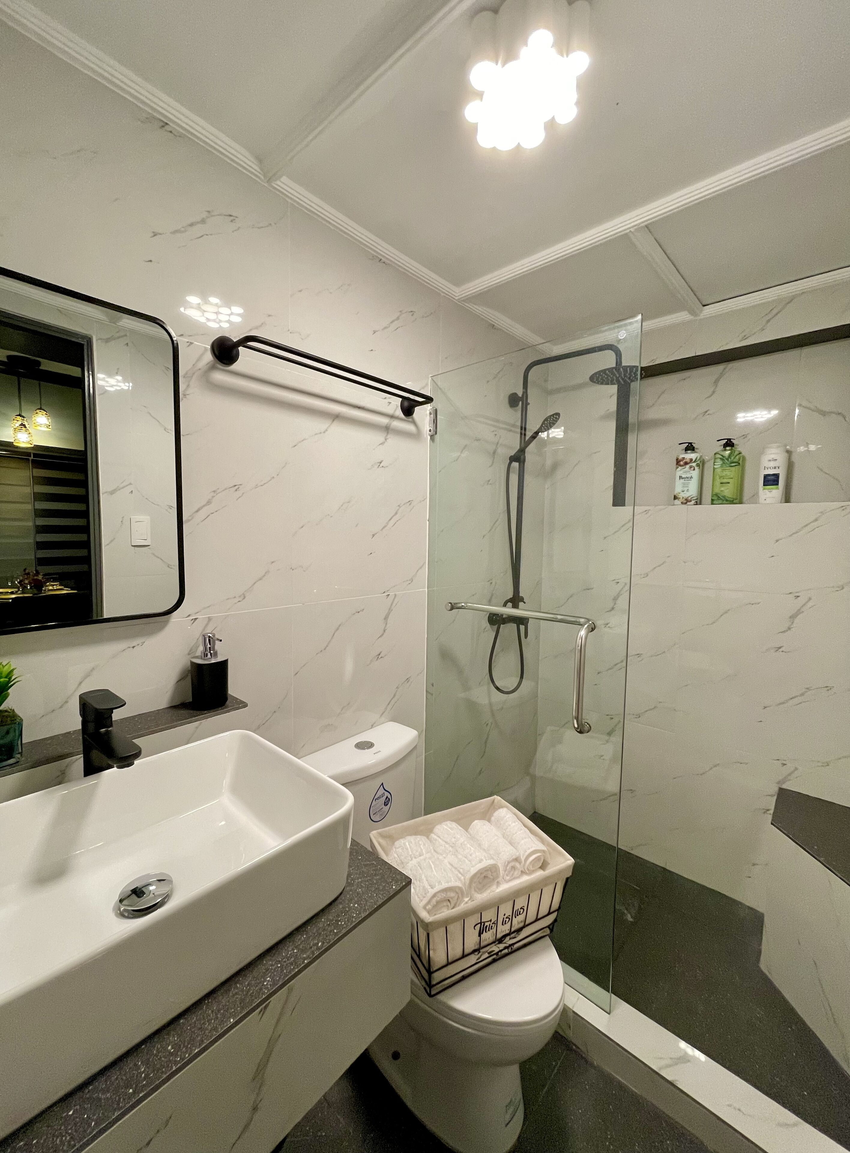 Dusche, Haartrockner, Handtücher, Seife