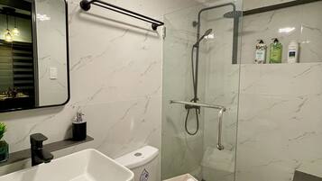 Dusche, Haartrockner, Handtücher, Seife