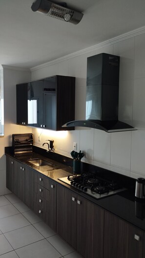 Geladeira, micro-ondas, fogão, cooktop