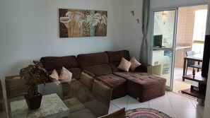 TV, books - 2-bedr. apartment, 1 min. from the beach, balcony w/ barbecue, Wi-Fi (Cidade Ocian)