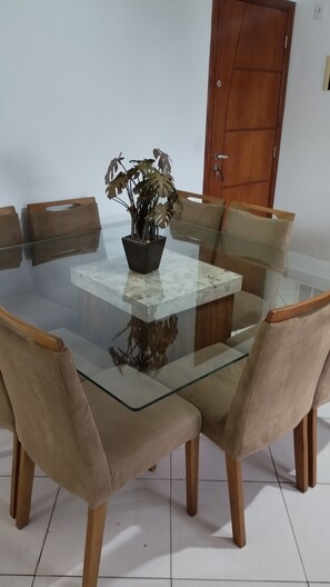 Dining - 2-bedr. apartment, 1 min. from the beach, balcony w/ barbecue, Wi-Fi (Cidade Ocian)