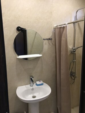 Dusj, hårføner, håndklær og såpe