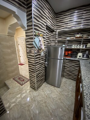 Réfrigérateur, plaque de cuisson, cafetière/bouilloire, moulin à café