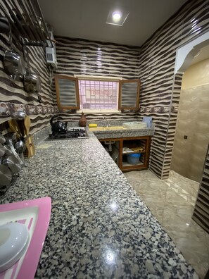 Fridge, stovetop, coffee/tea maker, coffee grinder - Studio downtown 5 min from the beach (Agadir)