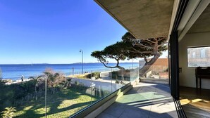 A balcony with a clear view of the sea and a tree. - Air-conditioned villa for 7 people with sea view, rooftop, and beach access in Hyères (HYERES)