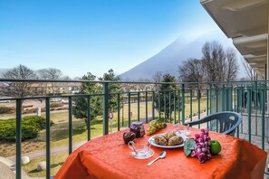 Outdoor dining - Porto Letizia P19, Porlezza, Italy (Porlezza)