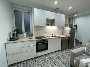 Kühlschrank, Mikrowelle, Ofen, Herdplatte