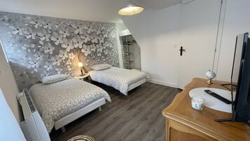 2 bedrooms, iron/ironing board, free WiFi, bed sheets