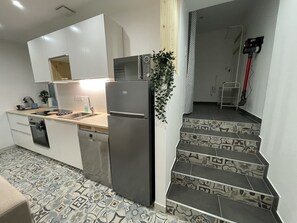 Kühlschrank, Mikrowelle, Ofen, Herdplatte