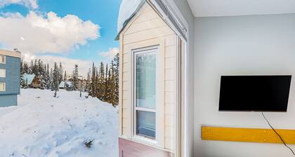 Cozy studio with kitchenette, WiFi, & shared seasonal hot tub - walk to lifts