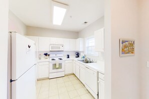 Fridge, microwave, oven, stovetop - Condo with water views, pool, hot tub, & tennis/basketball courts (North Myrtle Beach)