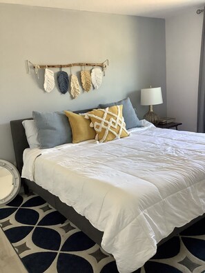 2 bedrooms, WiFi, bed sheets - Perfect location w/golf cart included in The Villages (The Villages)