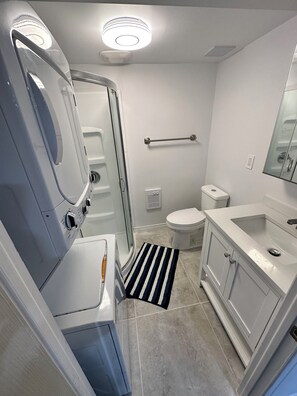 Shower, hair dryer, towels, soap - 2.5 bedrooms, Quiet and convenient area, 15min to downtown (Brossard)