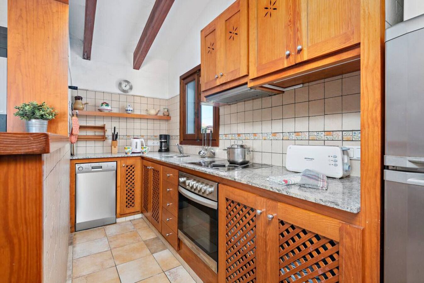 Kylskåp, diskmaskin, kaffe- och tebryggare och brödrost