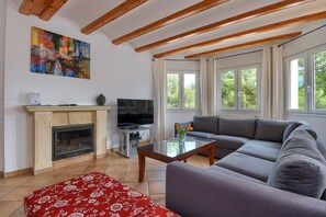 TV, fireplace, DVD player, stereo