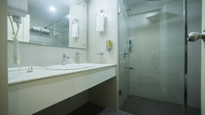 Shower, free toiletries, towels, shampoo - Hotel Guruvayur Darshan (Chavakkad)