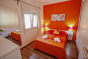 5 slaapkamers, een bureau, een strijkplank/strijkijzer, wifi