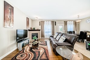 Smart TV, fireplace, streaming services