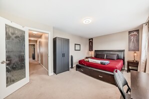 4 bedrooms, desk, iron/ironing board, free WiFi - Rome, Sweet Home. 

Spacious 4 Bedroom Single detached house - 60 mins to Banff. (Calgary)