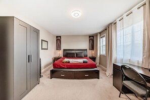 4 室のベッドルーム、デスク、アイロン / アイロン台、WiFi (無料)