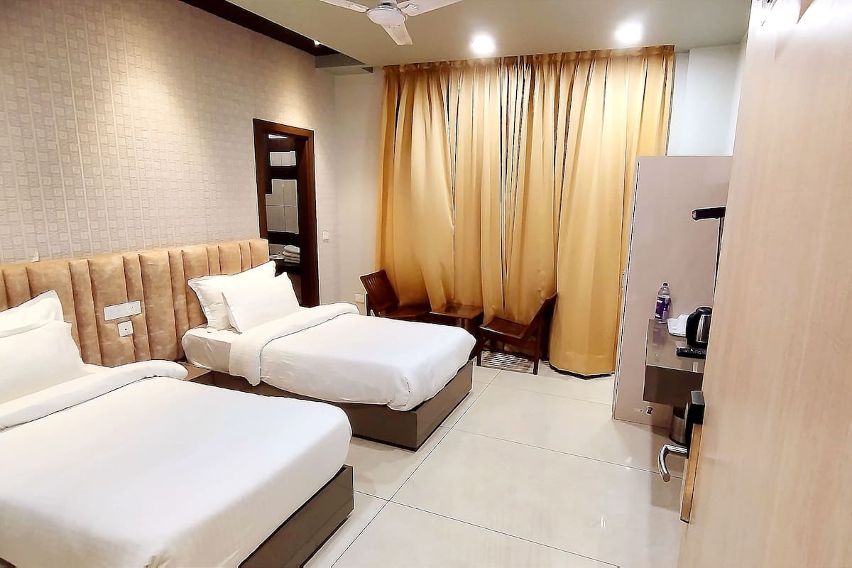 Habitación ejecutiva con 2 camas individuales | Tabla de planchar con plancha, wifi gratis y ropa de cama