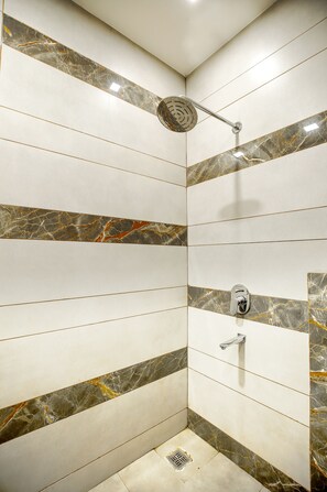 Chambre Double Deluxe | Salle de bain | Chaussons, serviettes fournies