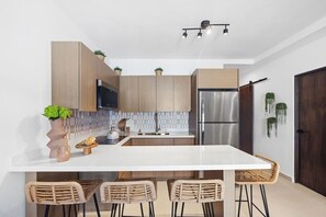Refrigerador, microondas, parrilla de estufa y cafetera y tetera