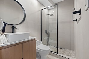 Regadera, secadora de cabello, shampoo, papel de baño