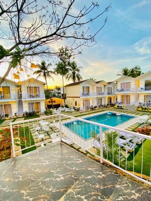 Swim-up bar - Tvessa A Boutique Hotel Goa (Ashvem)