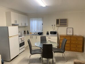 Refrigerador, microondas, horno y cafetera y tetera 