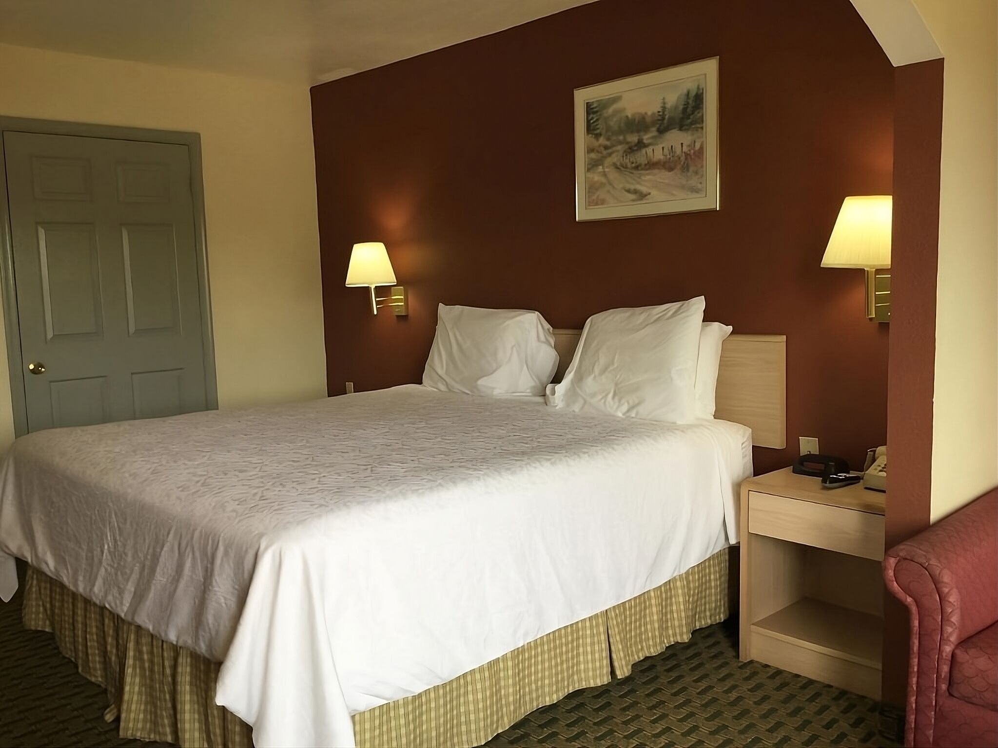 Look No More! Free Breakfast & Parking, Outdoor Pool, Minutes to Allman Park