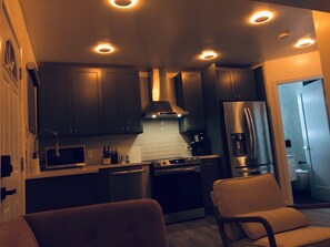 ثلاجة، ميكروويف، فرن، موقد طهي مسطح