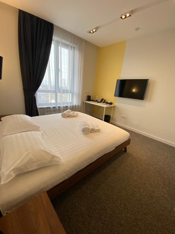 Standard Room, 1 Twin Bed, Refrigerator, Mountain View | Hypo-allergenic bedding, down comforters, minibar, in-room safe