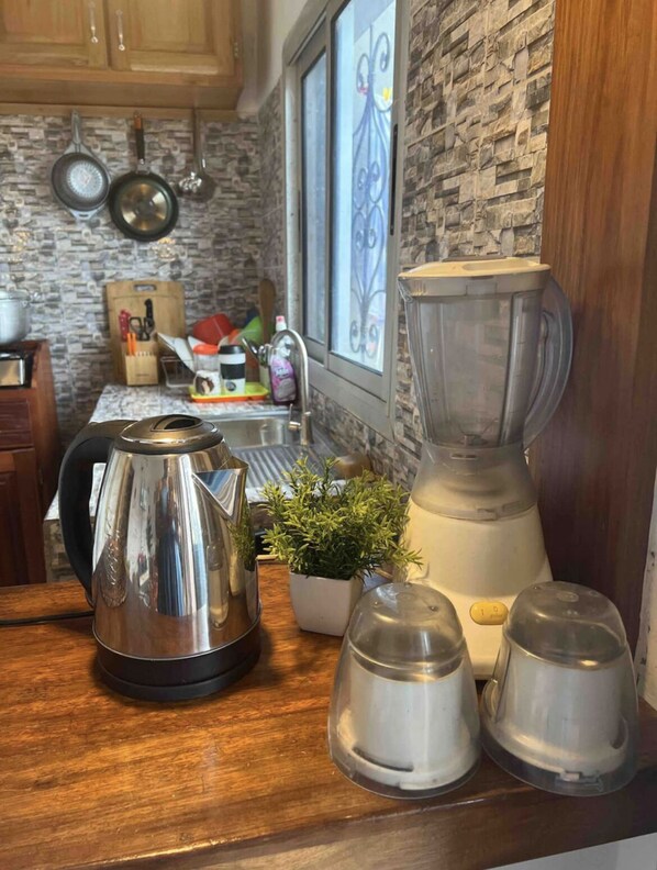 Fridge, stovetop, electric kettle, blender
