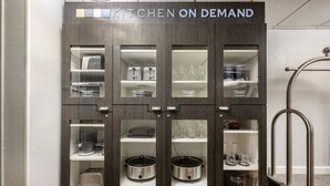 Un meuble de rangement pour la cuisine, doté de plusieurs compartiments, notamment des étagères pour les ustensiles de cuisine et les appareils électroménagers.