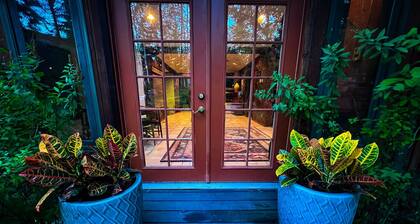 Lots of Amenities, Pet Friendly, Sleeps 15, Private Hot Tub / Sauna and Fire Pit!