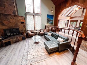 TV, fireplace, video games, foosball - Lots of Amenities, Pet Friendly, Sleeps 15, Private Hot Tub / Sauna and Fire Pit! (Whitefish)
