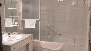 Asciugacapelli, asciugamani, sapone, shampoo