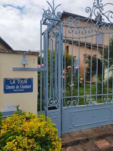 Maisonnette ideally located at the foot of the Napoleon Bridge