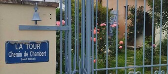 Maisonnette ideally located at the foot of the Napoleon Bridge